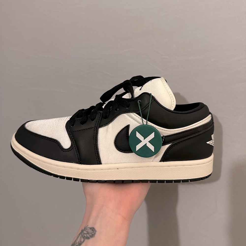 Woman’s Air Jordan 1 Low SE Size 10
StockX
NEVER WORN
DEADSTOCK